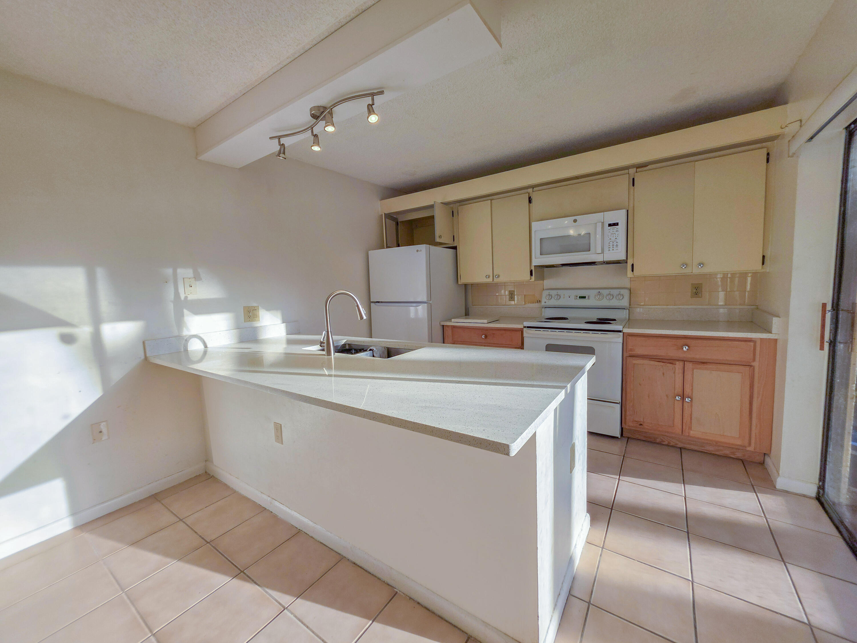 832 Blue Ridge Circle West Palm Beach, FL 33409 - Photo 2 of 11 Kitchen