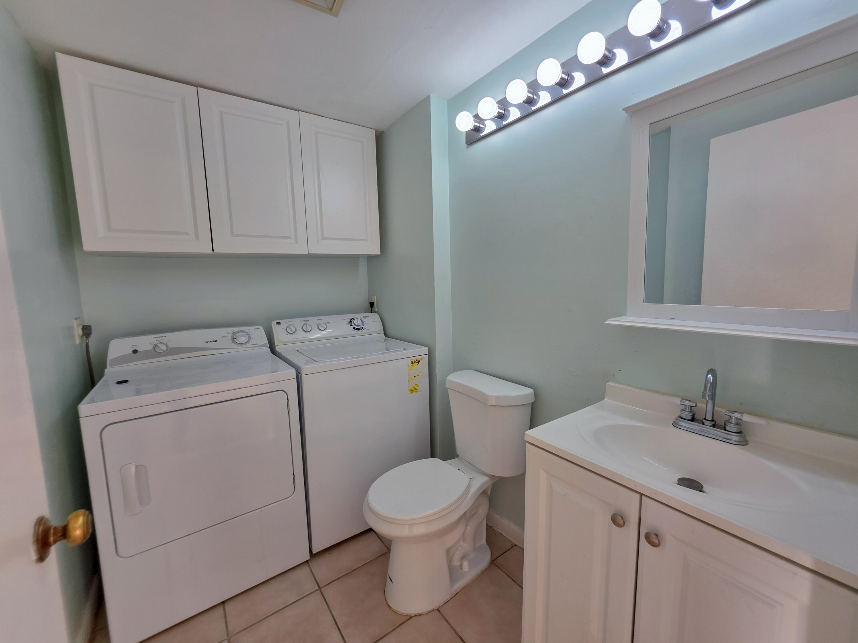 832 Blue Ridge Circle West Palm Beach, FL 33409 - Photo 4 of 11 Half bathroom / laundry
