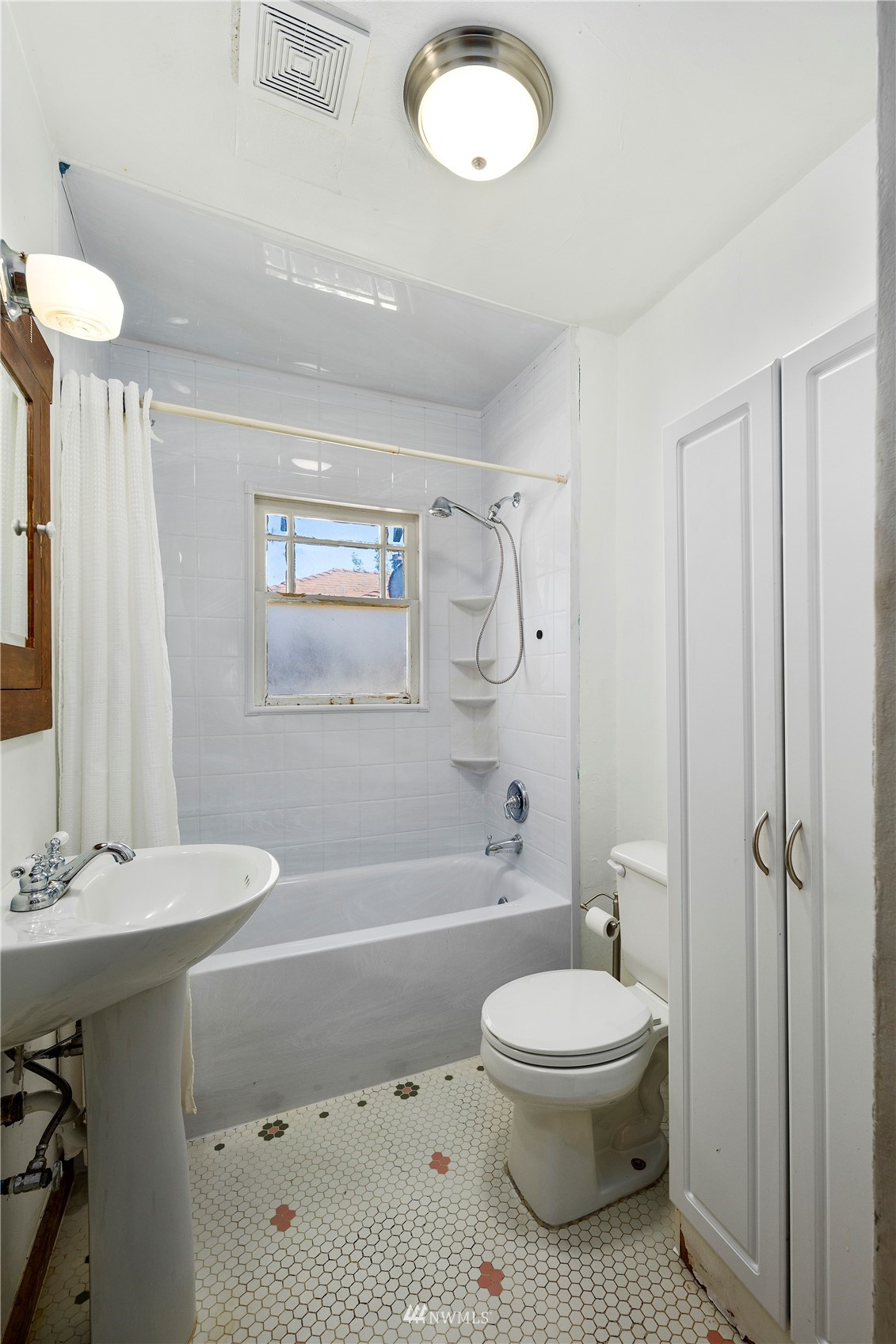 800 North 3rd Street Renton, WA 98057 - Photo 12 of 20 a bathroom with a toilet a sink and a bathtub