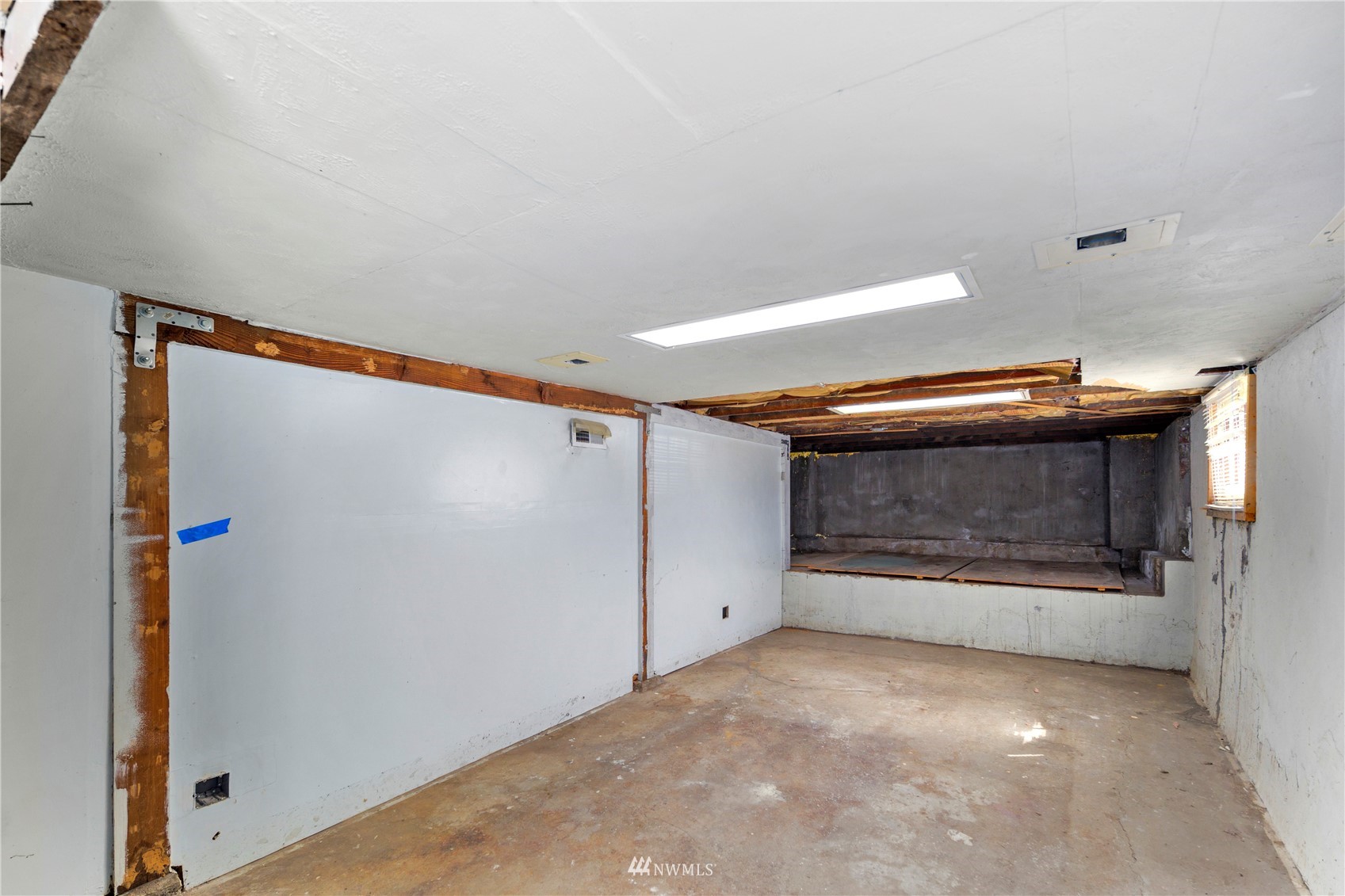 800 North 3rd Street Renton, WA 98057 - Photo 15 of 20 a view of empty room with fireplace