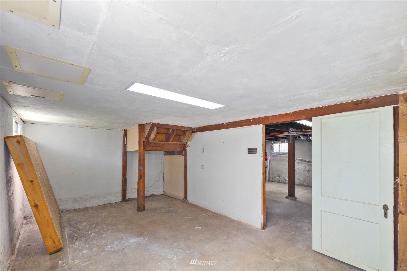 800 North 3rd Street Renton, WA 98057 - Photo 16 of 20 a view of a room with closet
