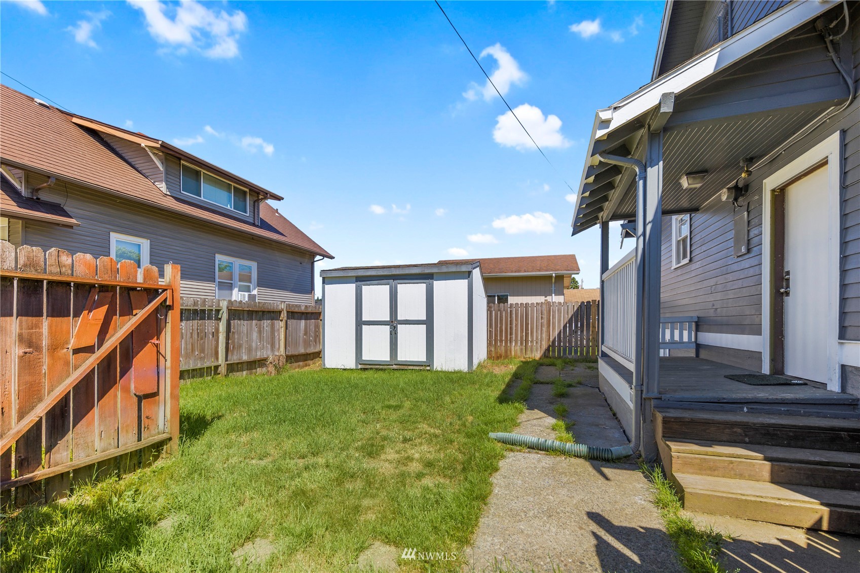 800 North 3rd Street Renton, WA 98057 - Photo 17 of 20 a view of a house with a yard