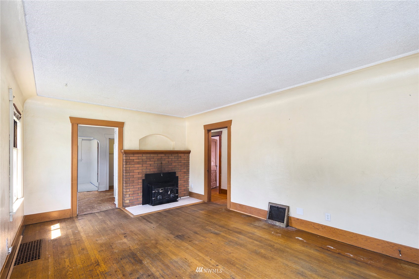 800 North 3rd Street Renton, WA 98057 - Photo 4 of 20 a view of empty room with wooden floor and fireplace