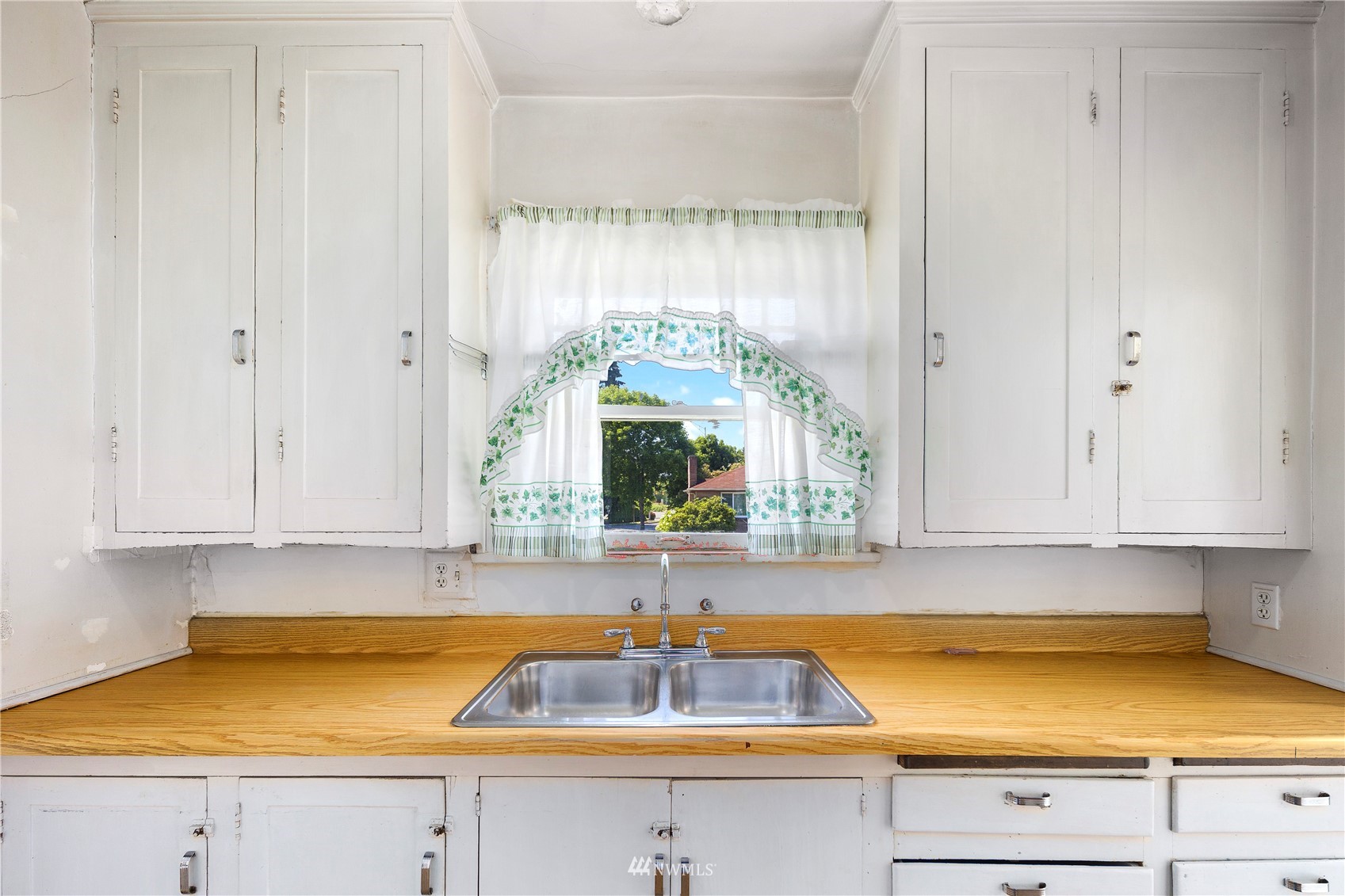 800 North 3rd Street Renton, WA 98057 - Photo 6 of 20 a kitchen with granite countertop white cabinets and a sink