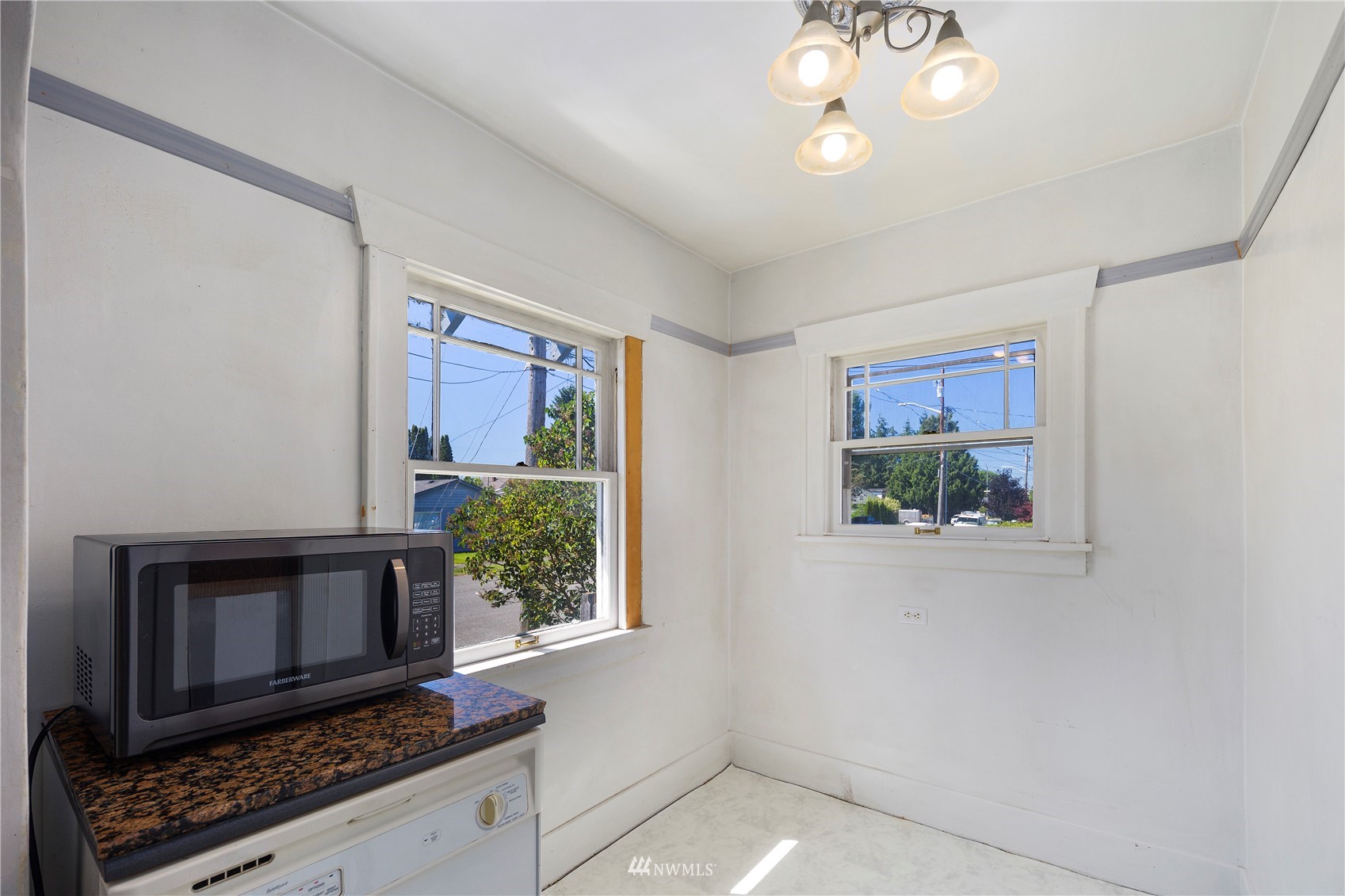 800 North 3rd Street Renton, WA 98057 - Photo 7 of 20 a view of an empty room with a window