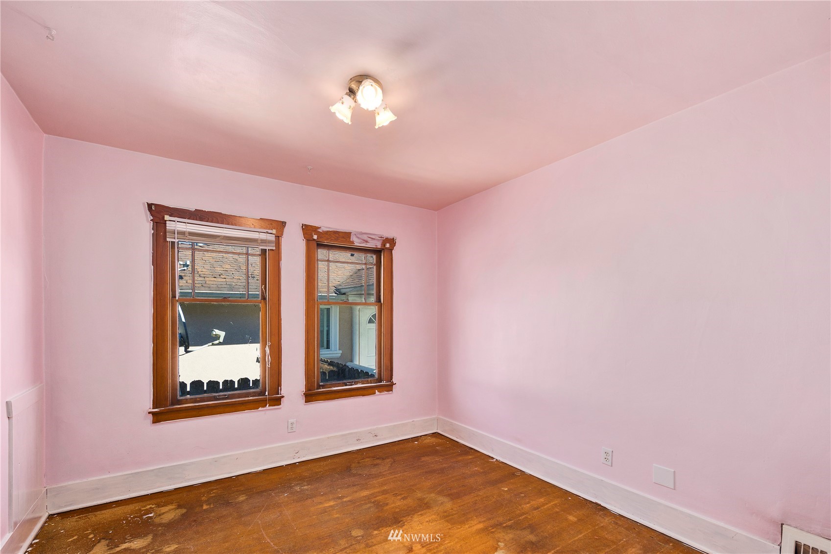 800 North 3rd Street Renton, WA 98057 - Photo 10 of 20 a view of an empty room with window