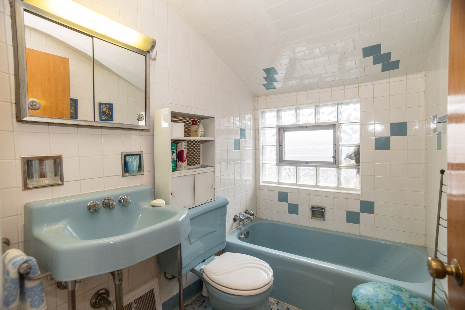 4155 West Grace Street Chicago, IL 60641 - Photo 27 of 30 a bathroom with a sink toilet and shower