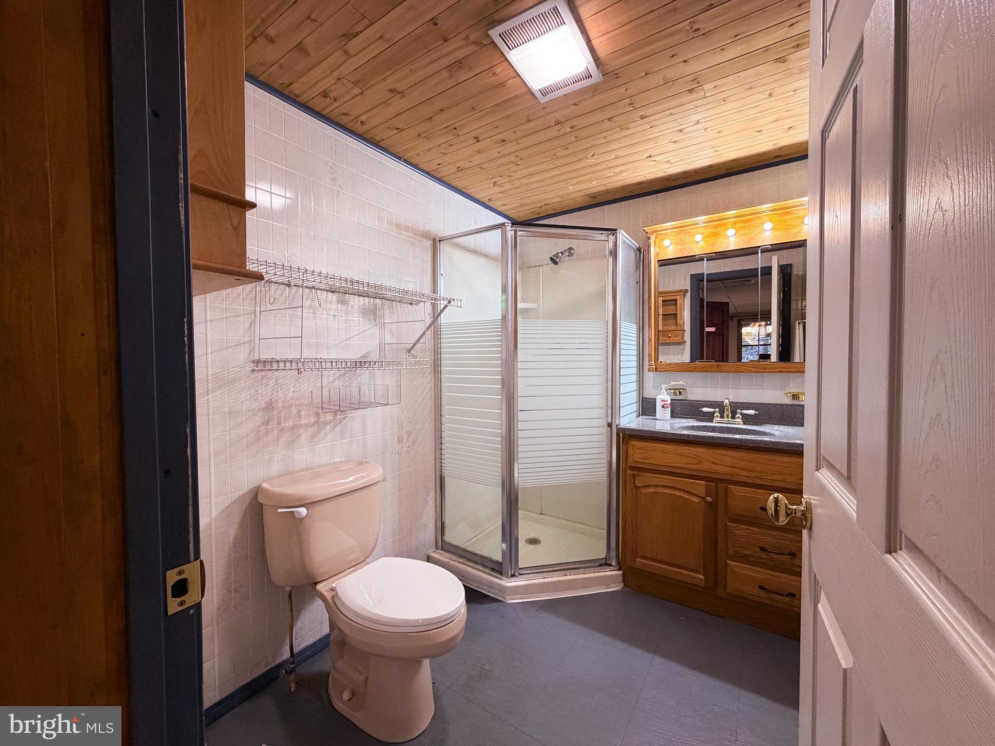 1343 Houser Road Fayetteville, PA 17222 - Photo 32 of 58 Primary bath room