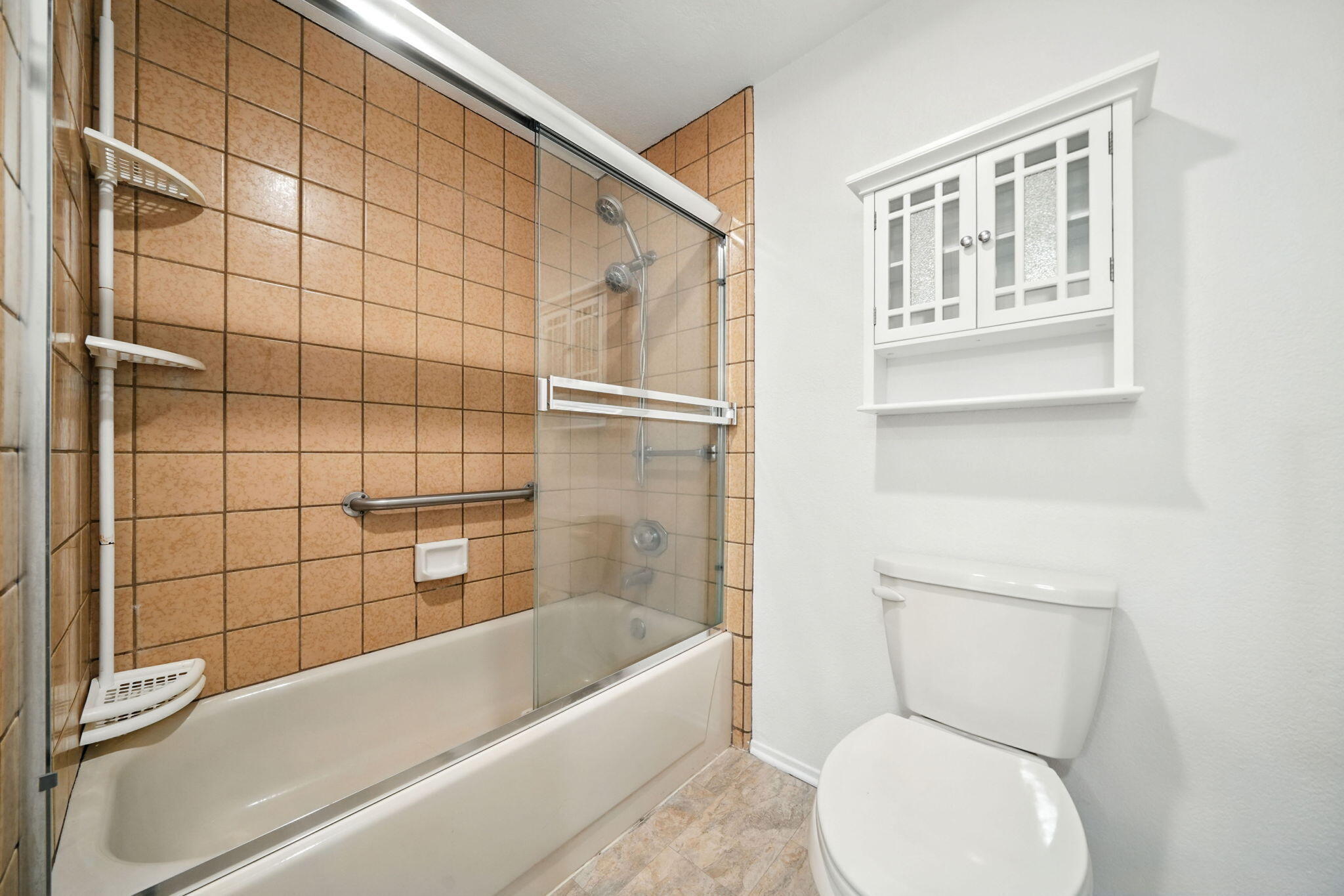 488 Ridgecrest Trail, Unit 133 Redding, CA 96003 - Photo 20 of 30 a bathroom with a toilet and bathtub