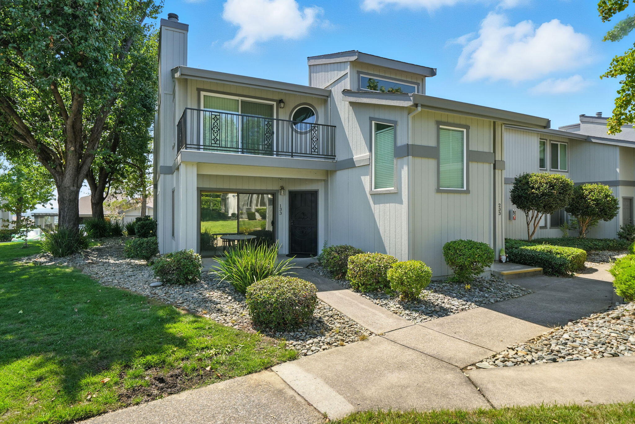 488 Ridgecrest Trail, Unit 133 Redding, CA 96003 - Photo 2 of 30 a front view of a house with garden