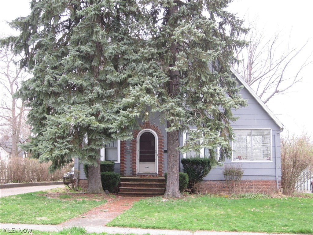 Nicely shaded home at 906 Montford Road in Cleveland Hts.