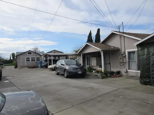 $749,000 | 150 West Whites Bridge Avenue, Fresno, CA 93706
