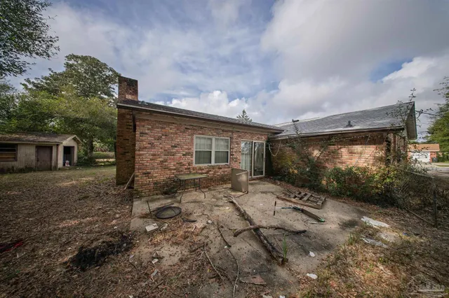 a view of a house with a backyard