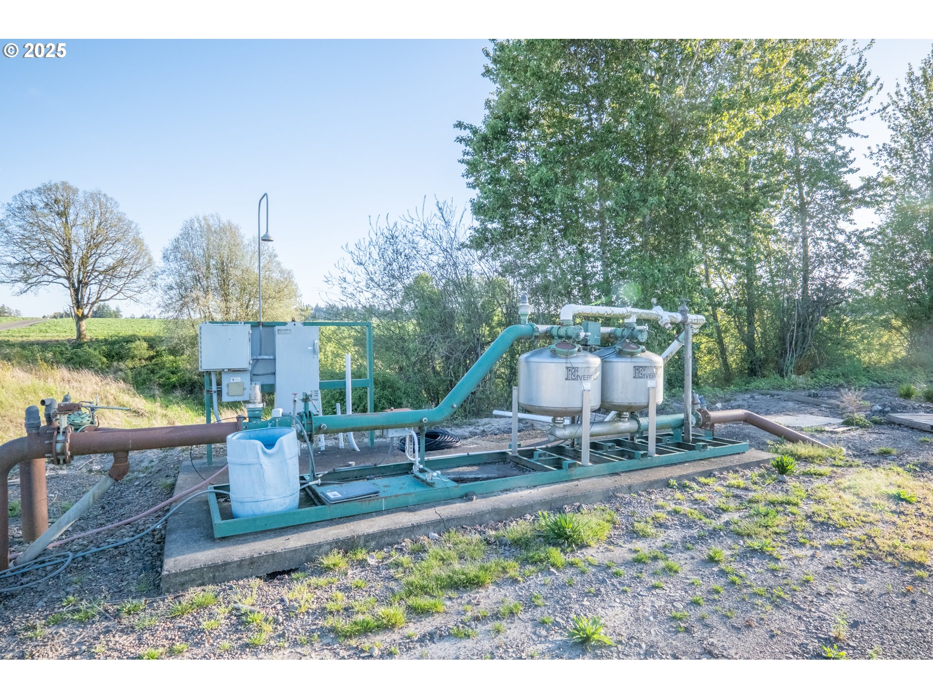 3372 Riverbend Road Salem, OR 97304 - Photo 35 of 40 a backyard of a house with table and chairs