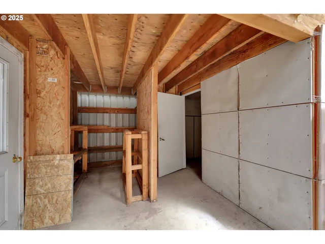 $760,000 | 36250 Enterprise Road, Creswell, OR 97426