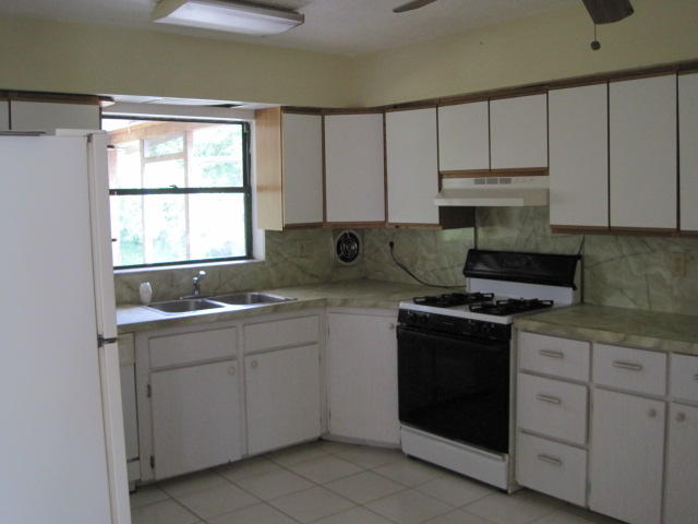 3656 Suncrest Road Lake Worth, FL 33467 - Photo 4 of 11 KITCHEN