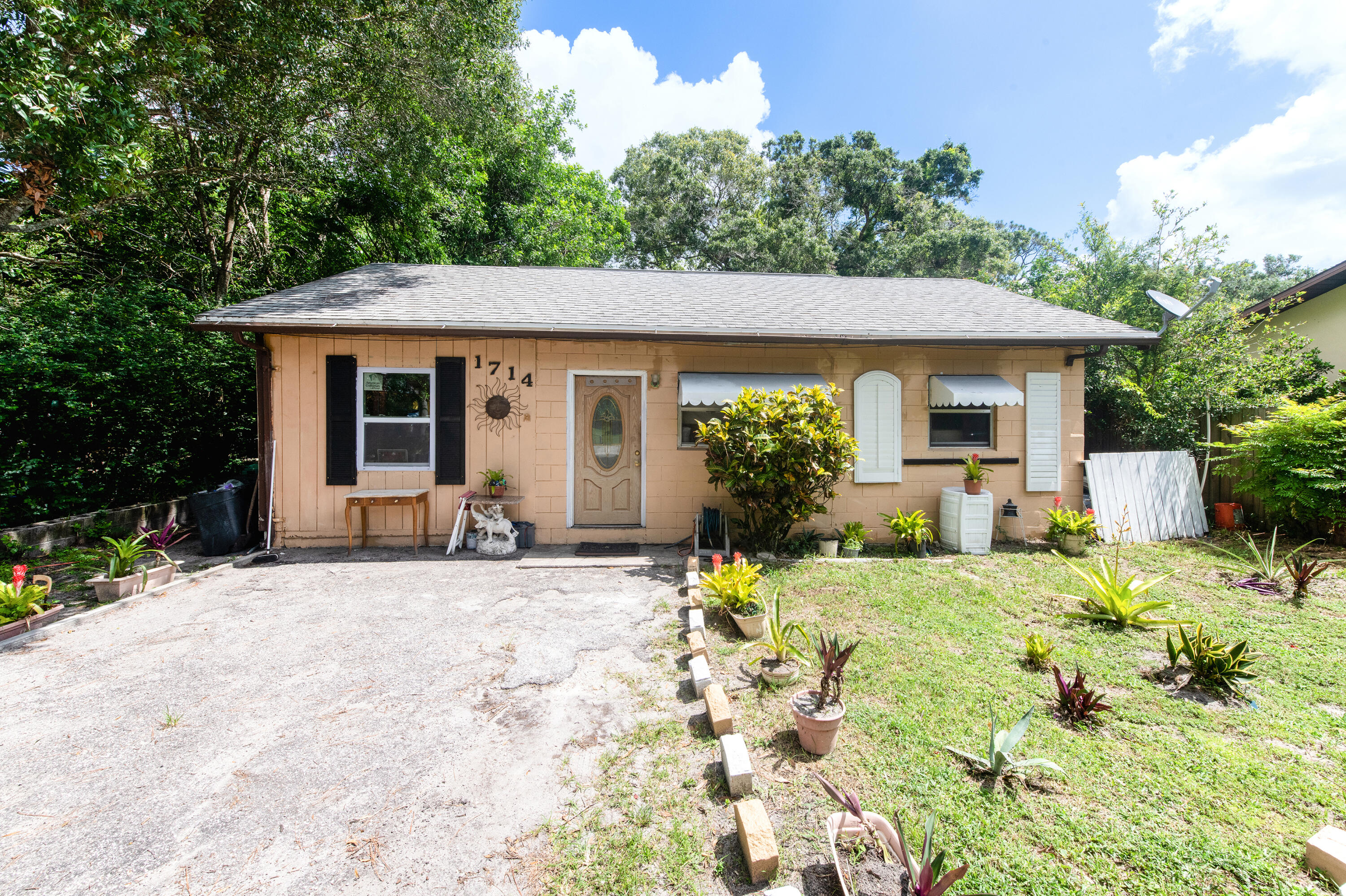 1714 Edgevale Road Fort Pierce, FL 34982 - Photo 1 of 25 Primary