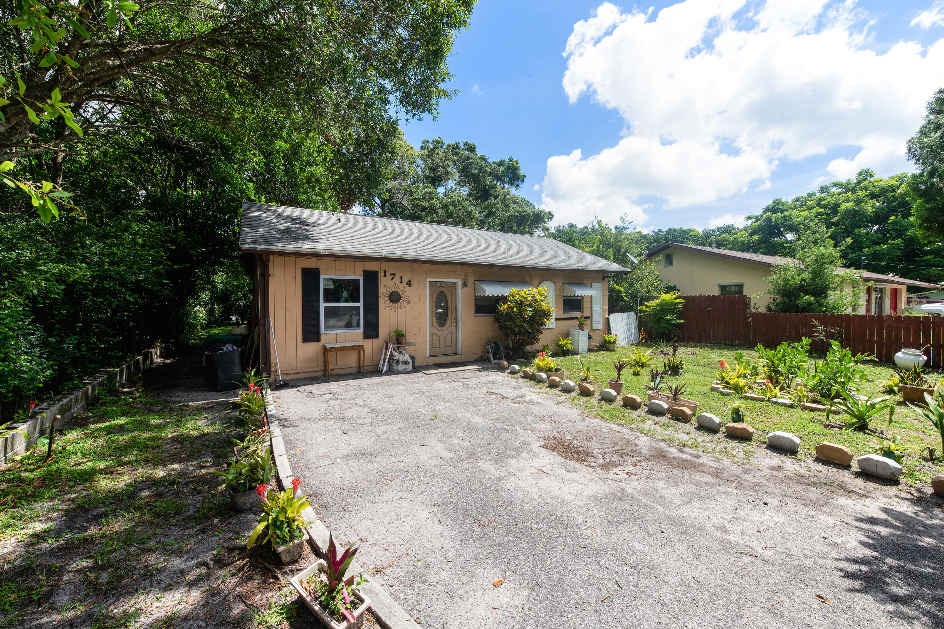 1714 Edgevale Road Fort Pierce, FL 34982 - Photo 16 of 25 Front Left