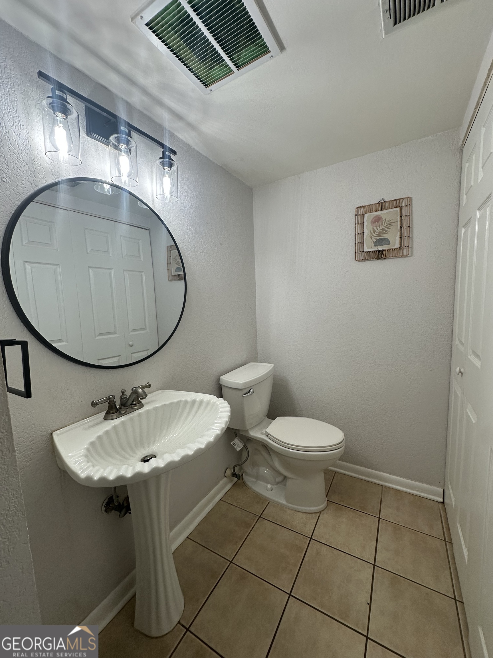 6900 Roswell Road, Unit K8 Sandy Springs, GA 30328 - Photo 12 of 30 a bathroom with a toilet a sink and mirror