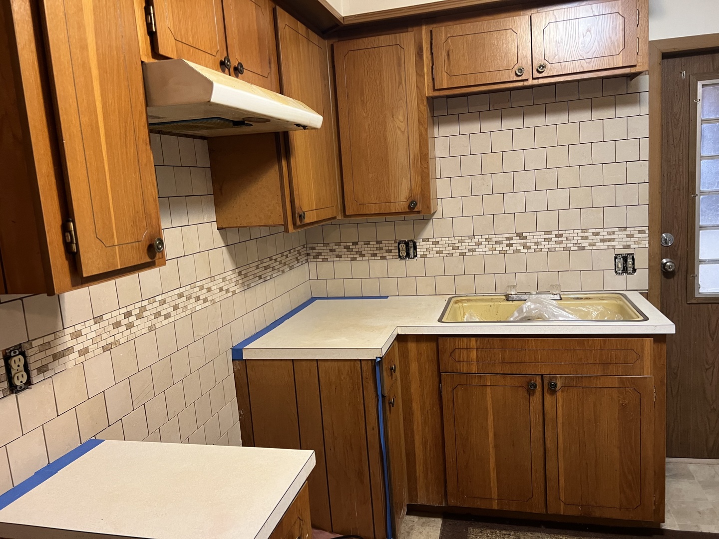 1178 Country Club Road Elgin, IL 60123 - Photo 3 of 7 a bathroom with a sink and a mirror