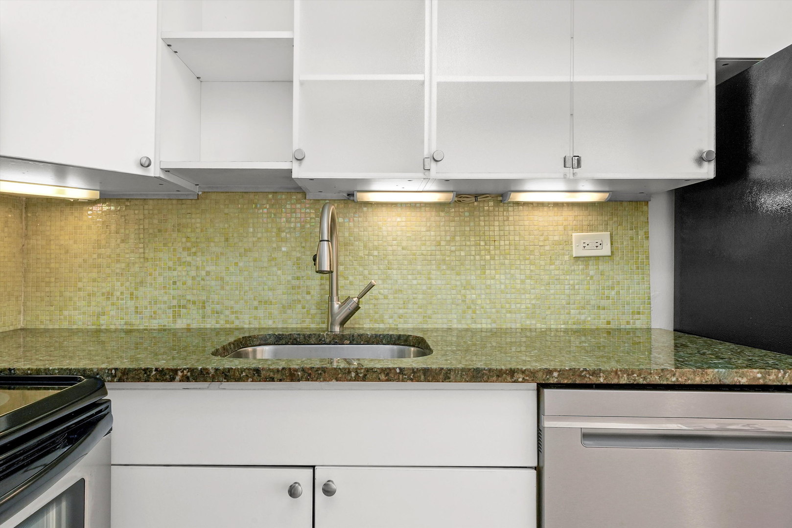 720 West Gordon Terrace, Unit 3B Chicago, IL 60613 - Photo 7 of 28 a view of a kitchen counter space