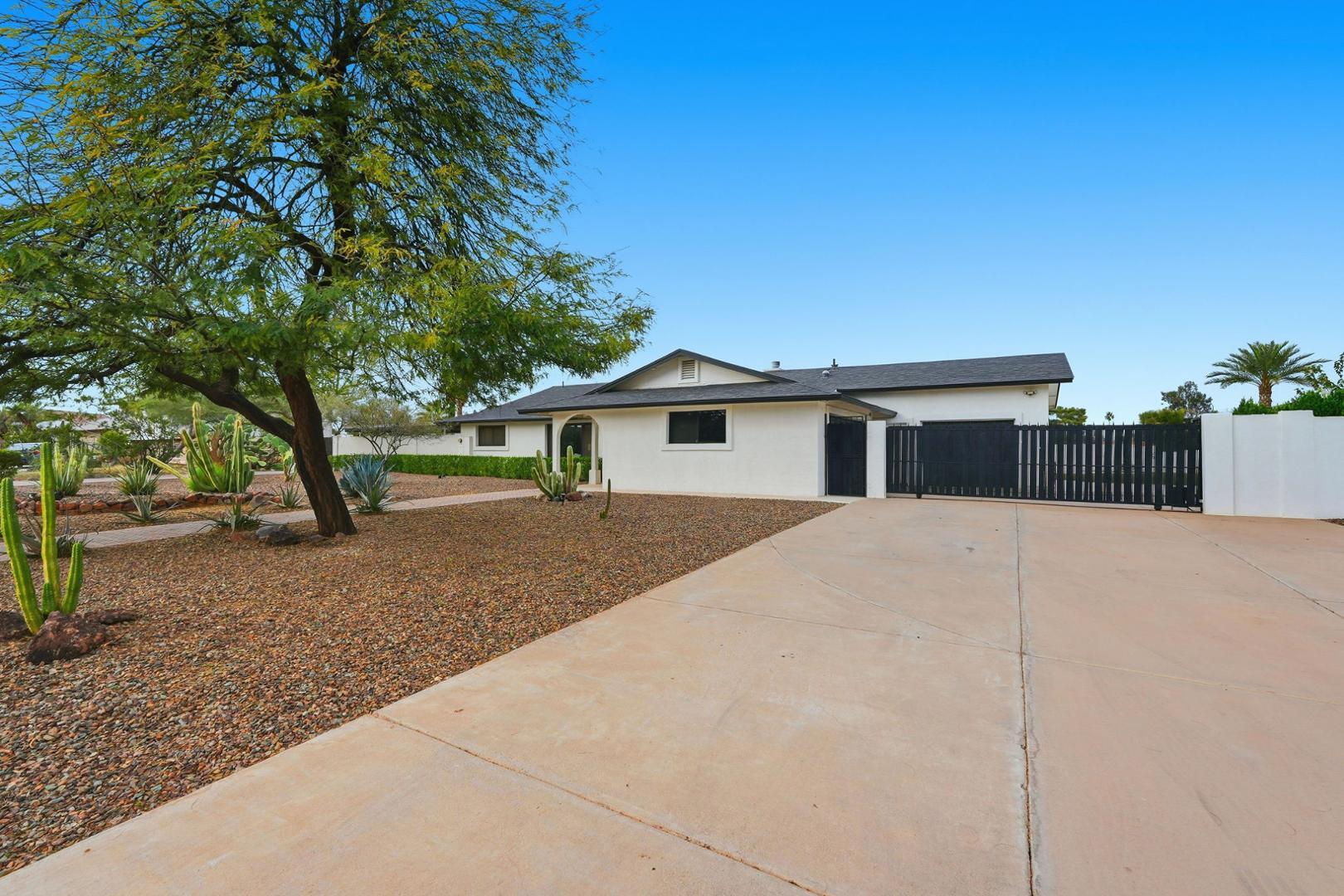 6302 East Cochise Road Paradise Valley, AZ 85253 - Photo 39 of 58 a front view of a house with a yard
