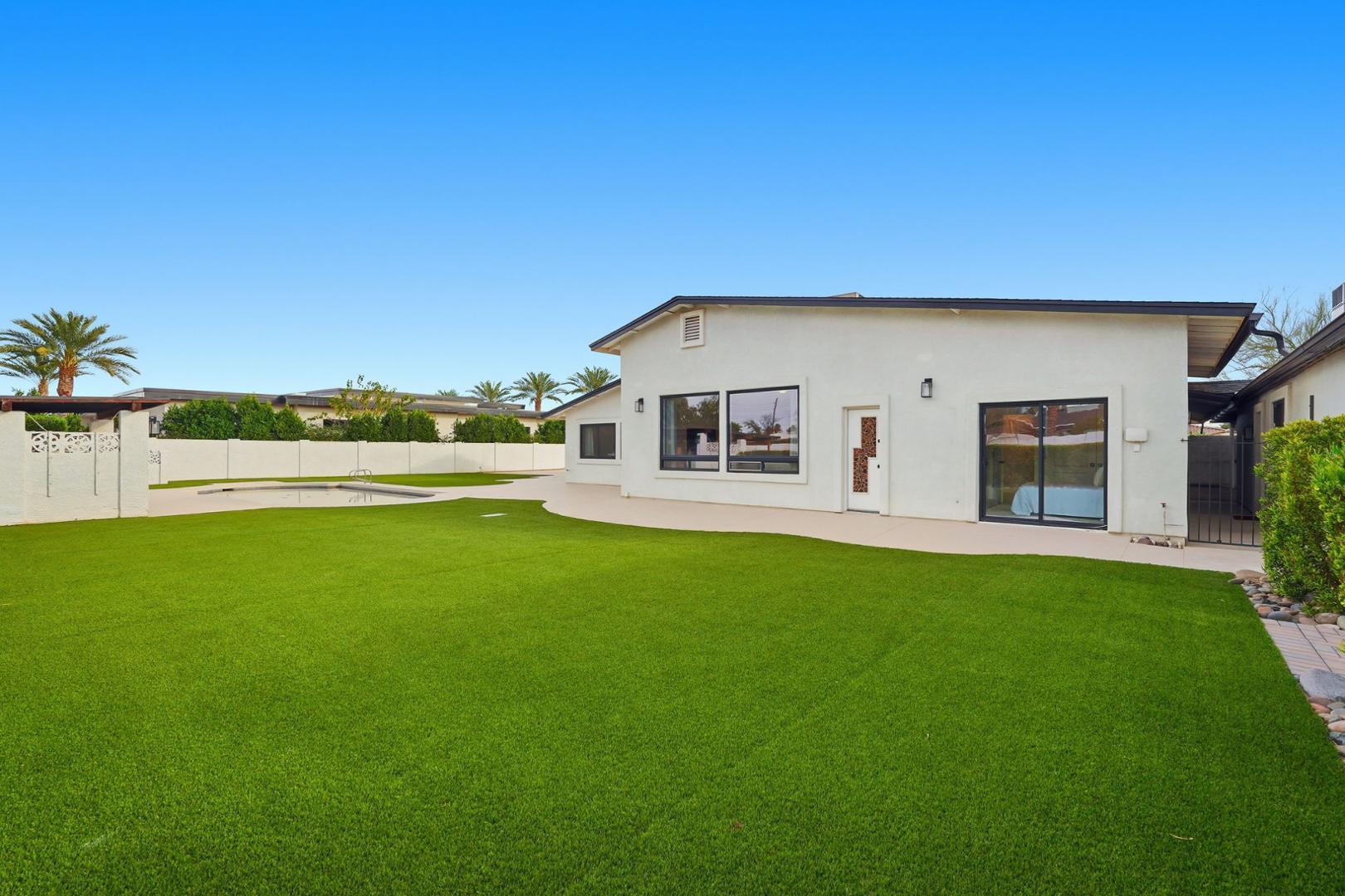 6302 East Cochise Road Paradise Valley, AZ 85253 - Photo 57 of 58 a backyard of a house with table and chairs