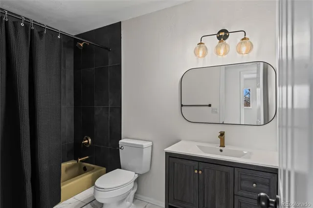 a view of empty room with a ceiling fan