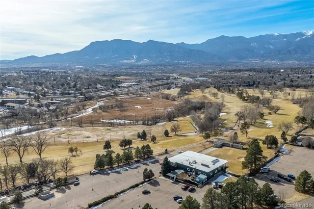 a view of a yard in front of the house