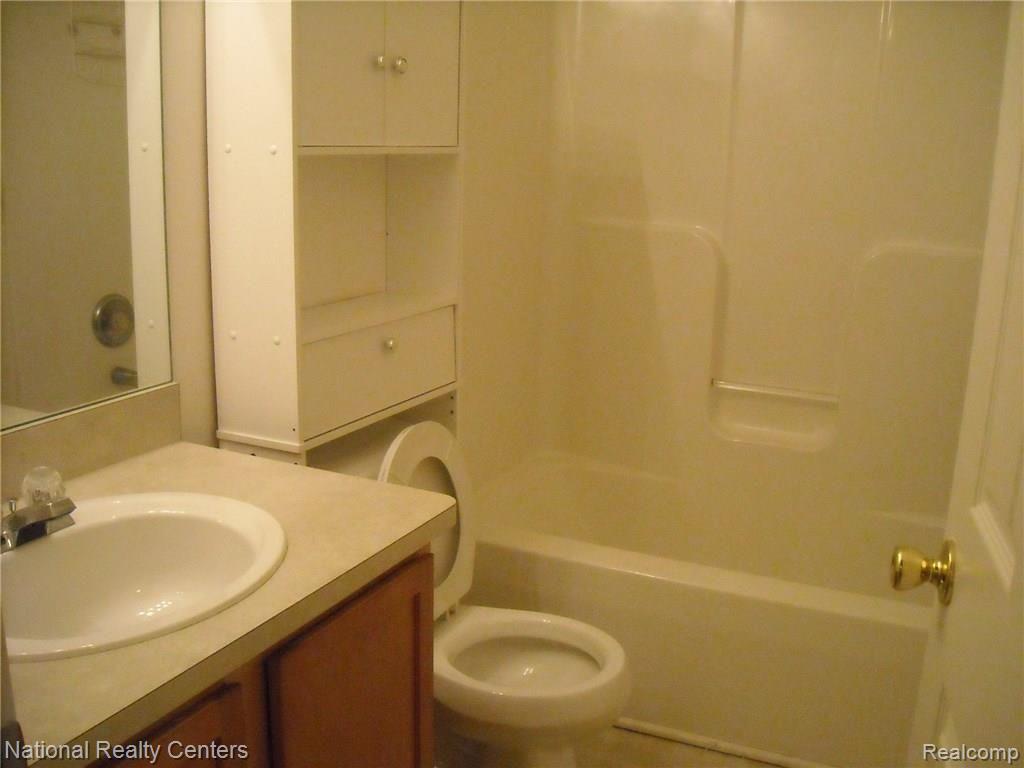 11744 Farmington Road Livonia, MI 48150 - Photo 11 of 11 MAIN BATH