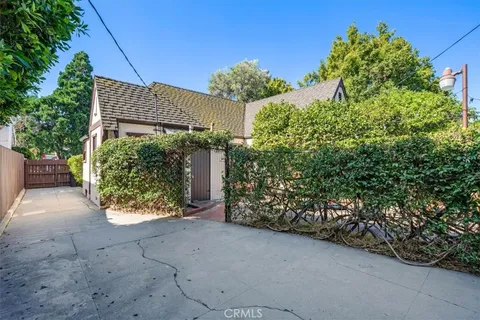 a view of a house with plant and plants