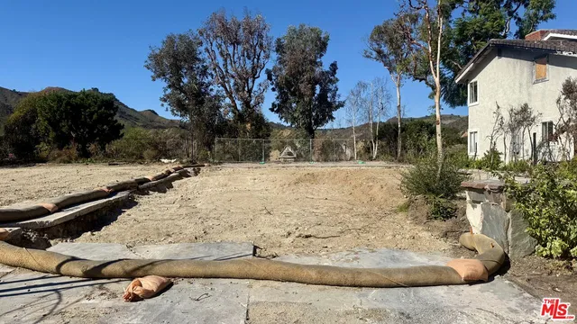 a view of a yard of the house