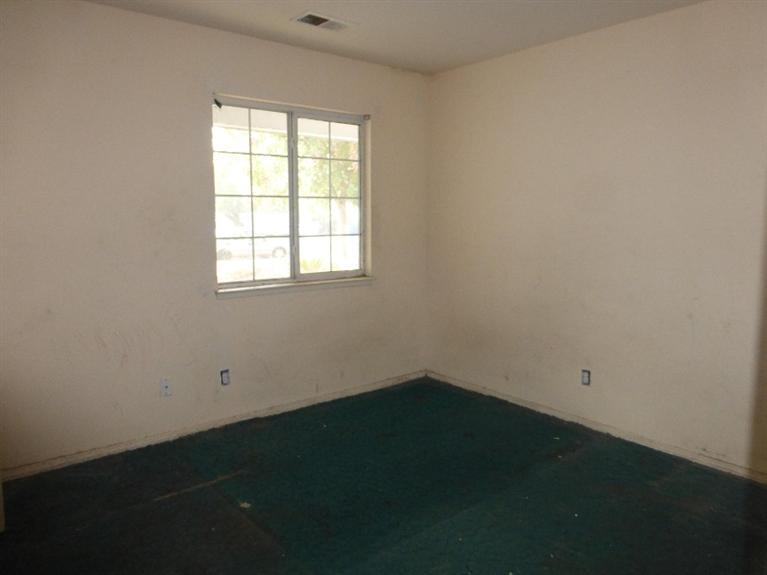 962 East Red Beaut Avenue Reedley, CA 93654 - Photo 5 of 6 Gallery Image 5