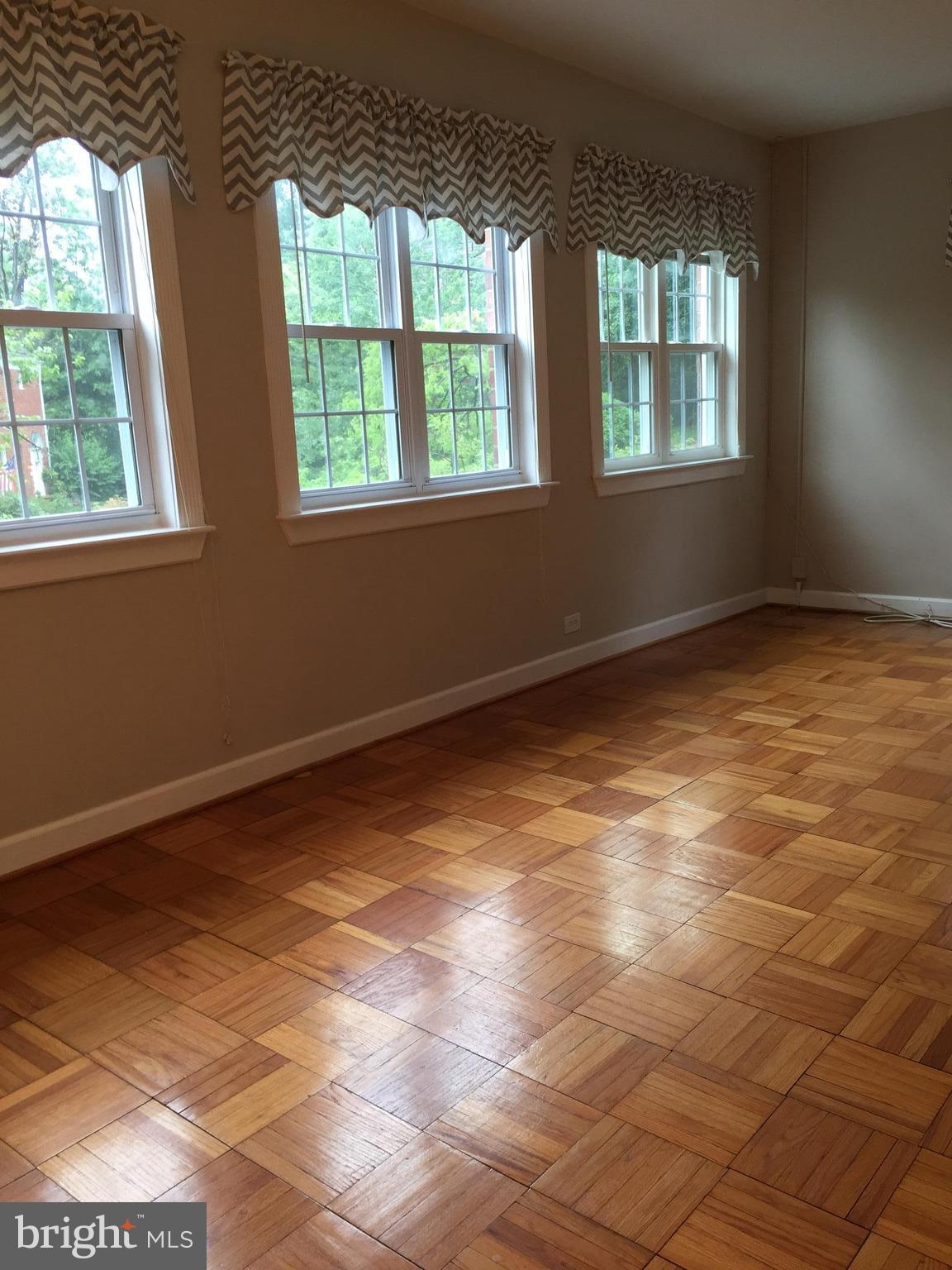 3208 Gunston Road Alexandria, VA 22302 - Photo 14 of 26 Living Room