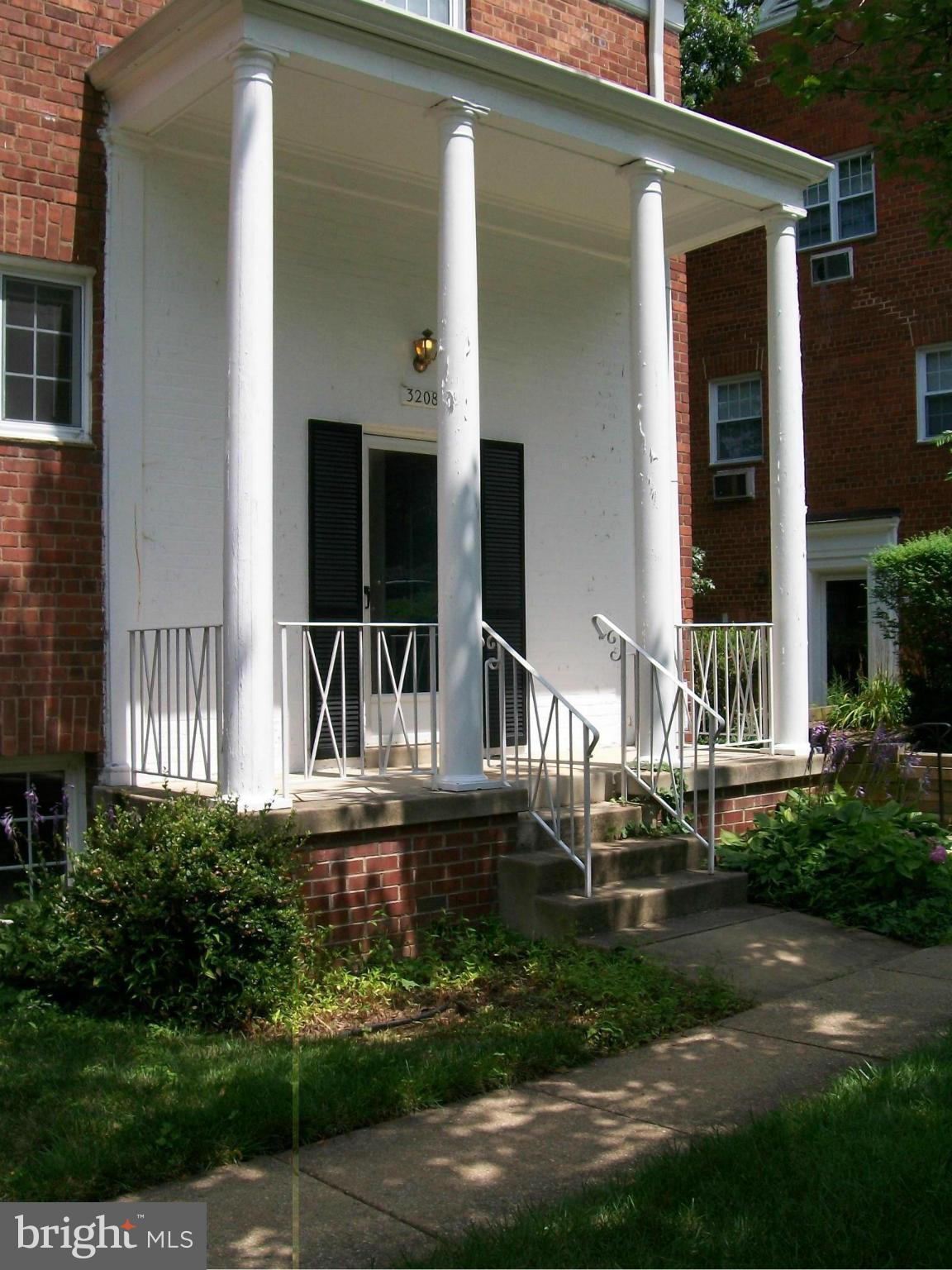 3208 Gunston Road Alexandria, VA 22302 - Photo 4 of 26 Exterior (Front)