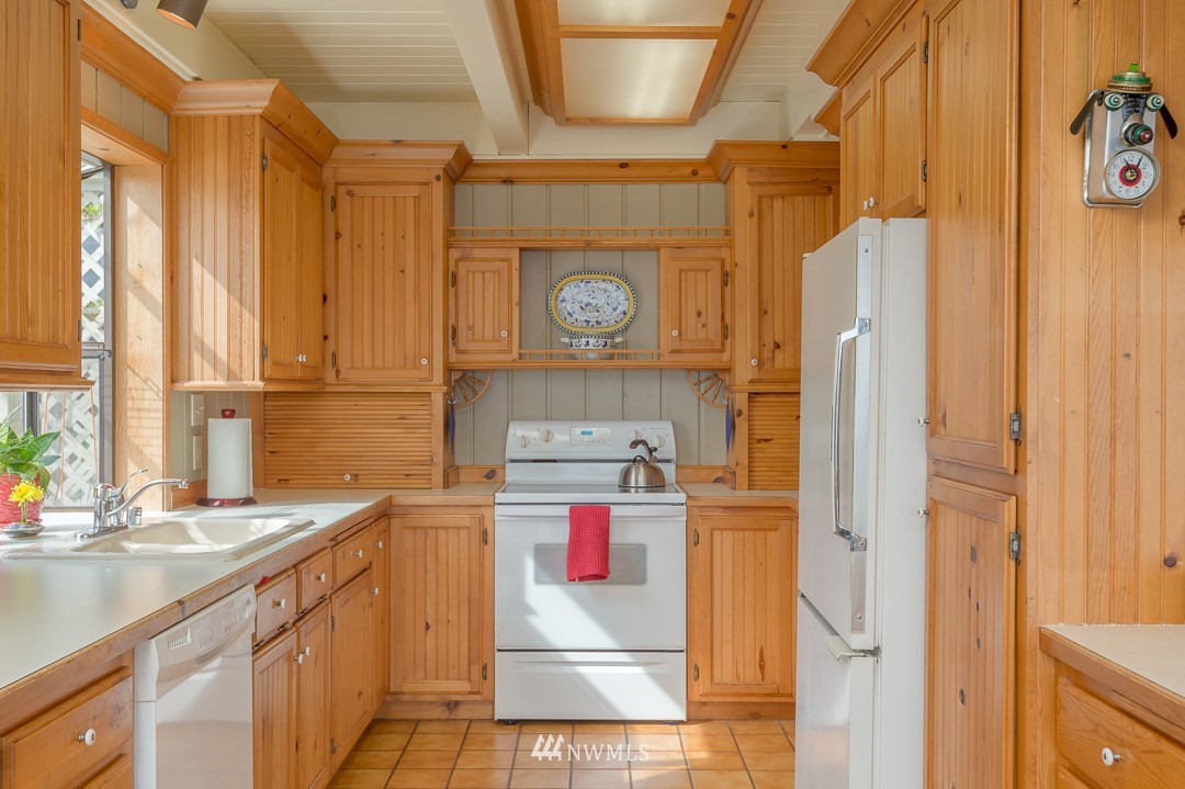 8060 Southwest Klahanie Road Vashon, WA 98070 - Photo 7 of 25