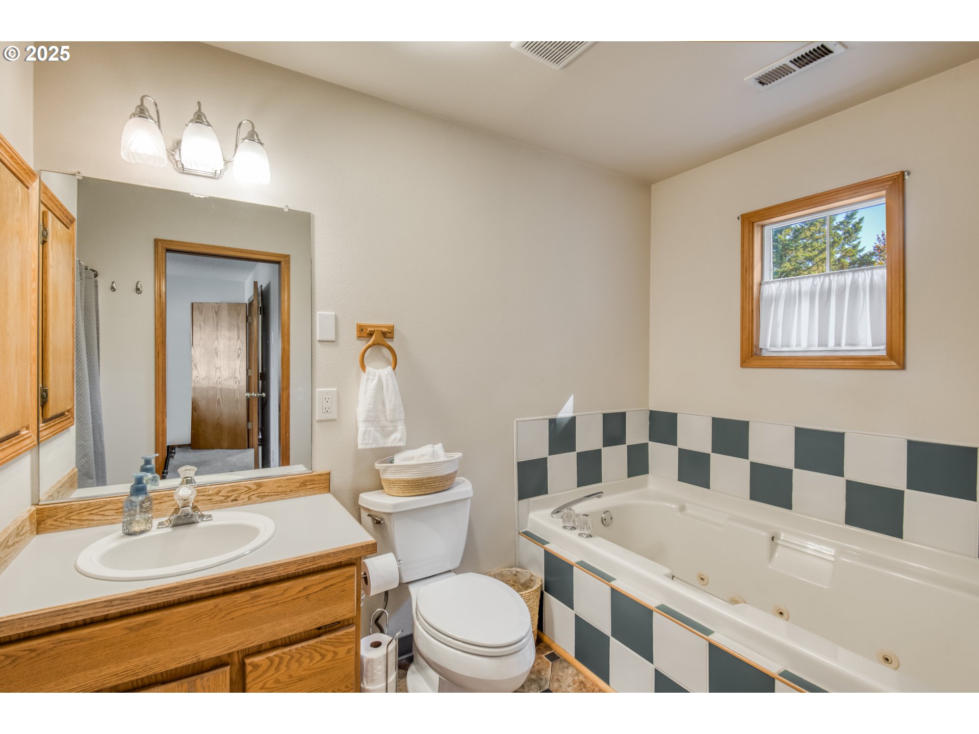 16207 South Ivel Road Beavercreek, OR 97004 - Photo 22 of 48 En Suite Bathroom