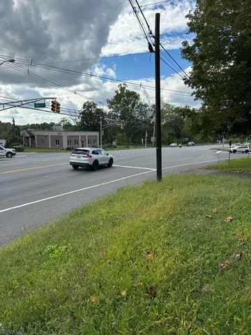 a view of a parking area