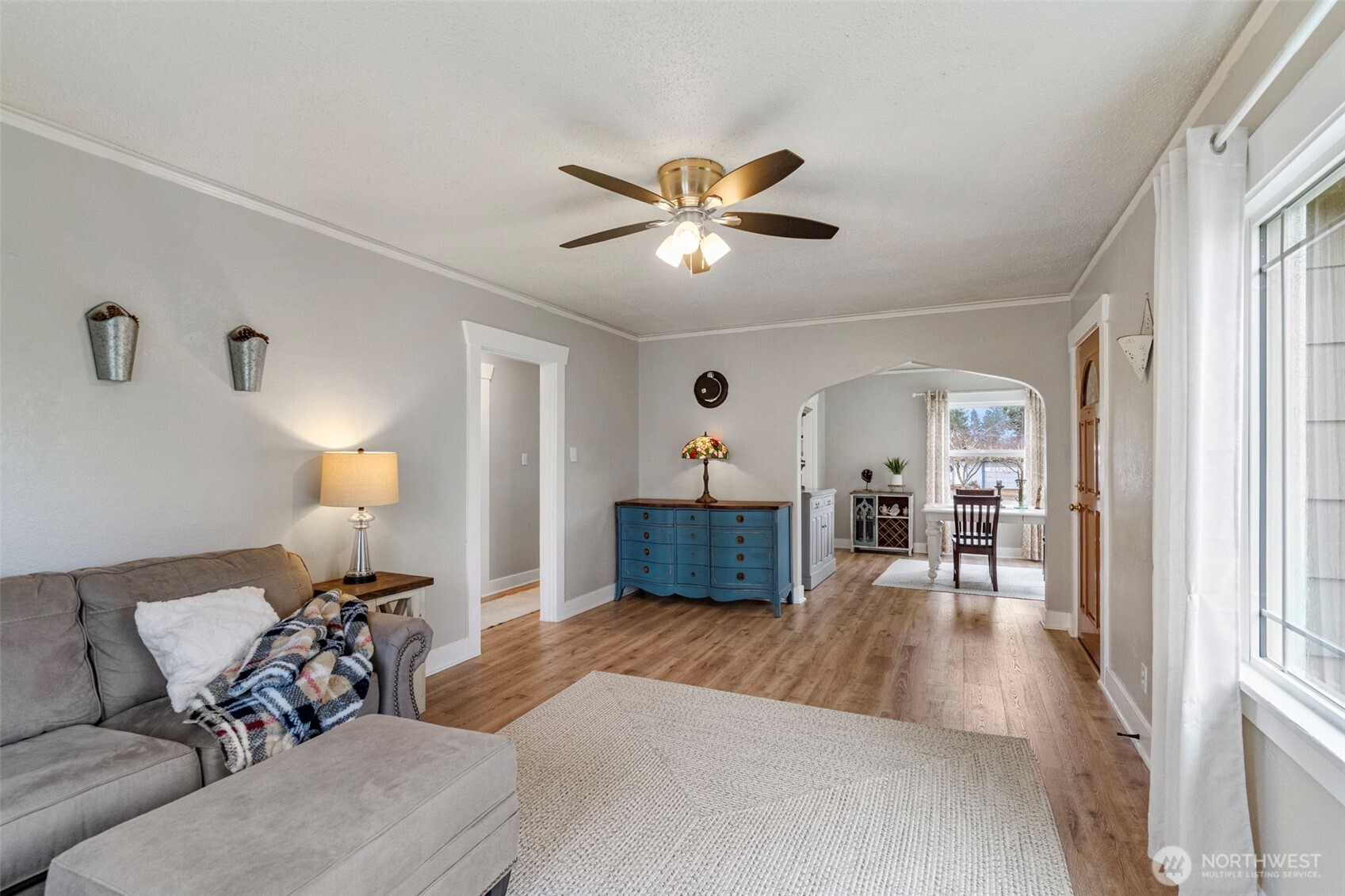862 King Road Winlock, WA 98596 - Photo 13 of 40 a living room with furniture