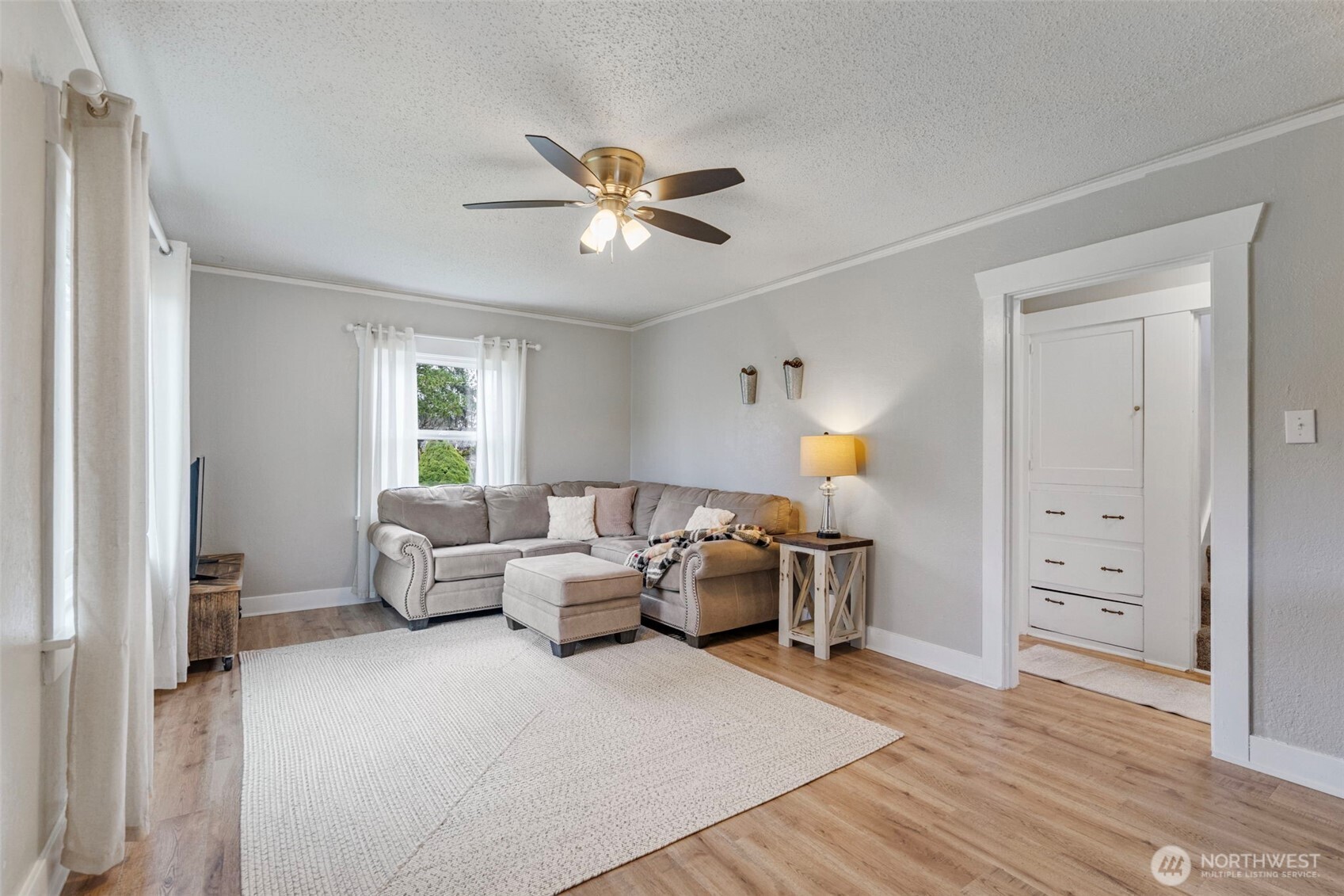 862 King Road Winlock, WA 98596 - Photo 14 of 40 a living room with furniture and a window