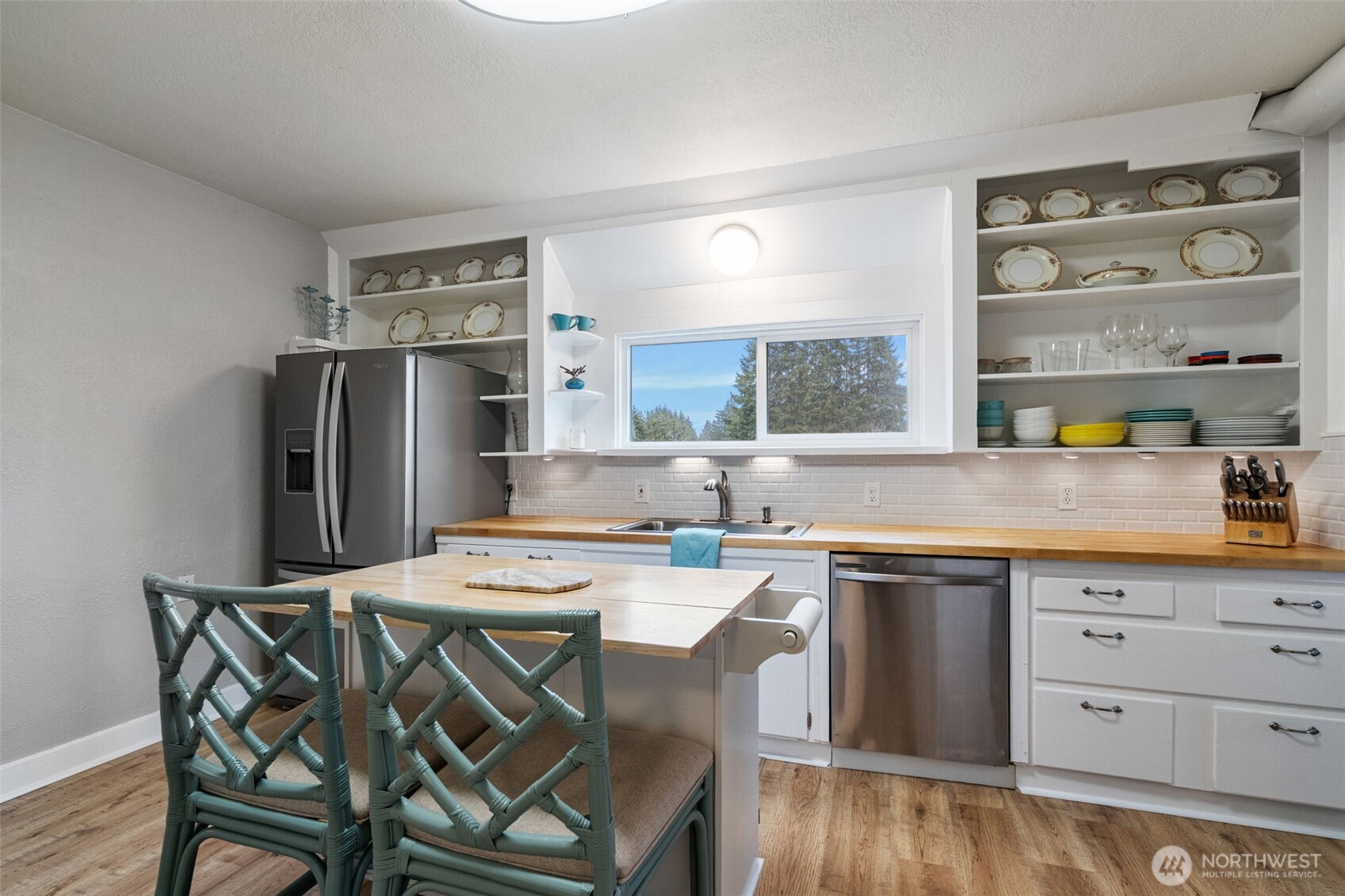 862 King Road Winlock, WA 98596 - Photo 18 of 40 a kitchen with a table chairs refrigerator and cabinets