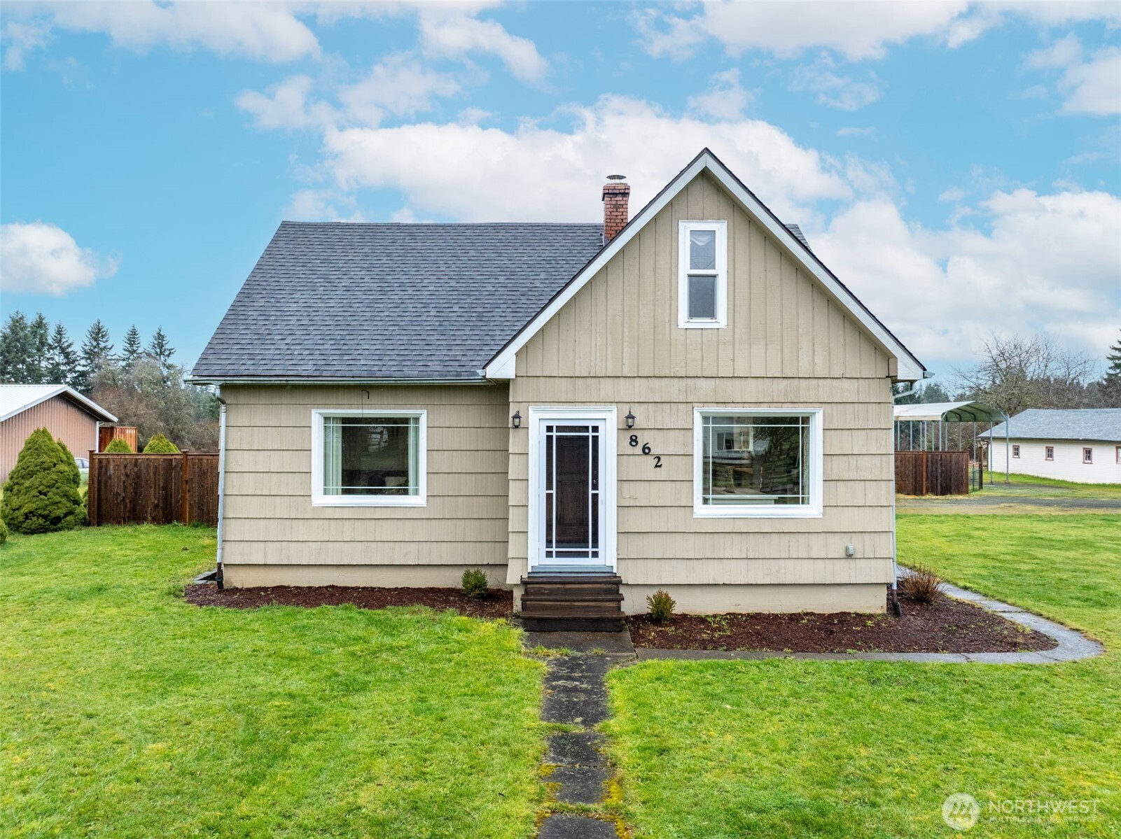 862 King Road Winlock, WA 98596 - Photo 2 of 40 a front view of a house with a yard