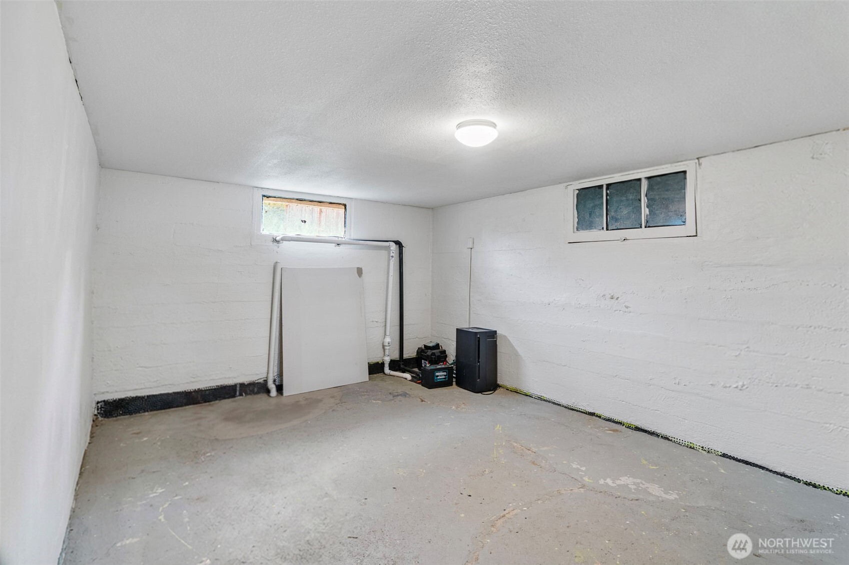 862 King Road Winlock, WA 98596 - Photo 34 of 40 an empty room with a window