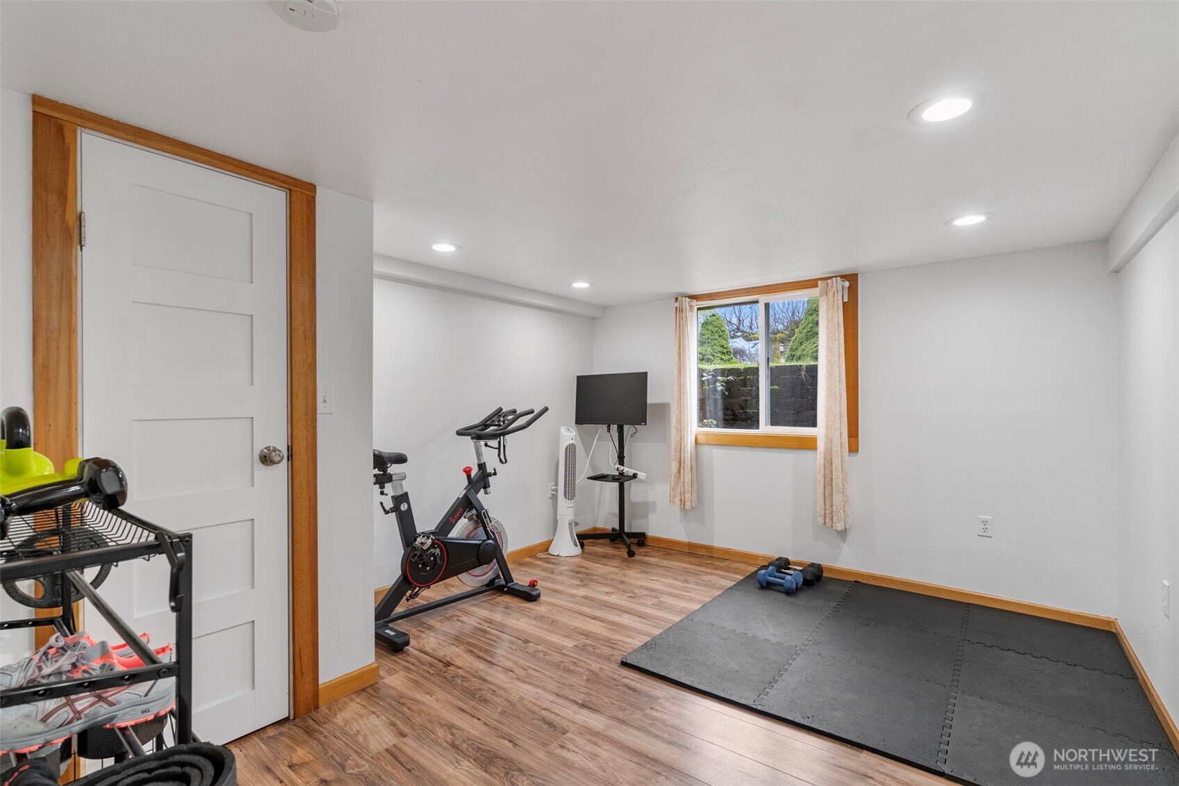 862 King Road Winlock, WA 98596 - Photo 35 of 40 a view of a room with gym equipment