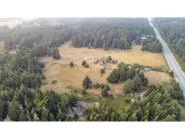 a view of a backyard of the house