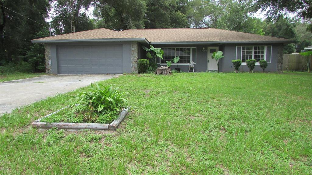 12205 Southeast 72nd Terrace Road Belleview, FL 34420 - Photo 1 of 1 a front view of a house with garden