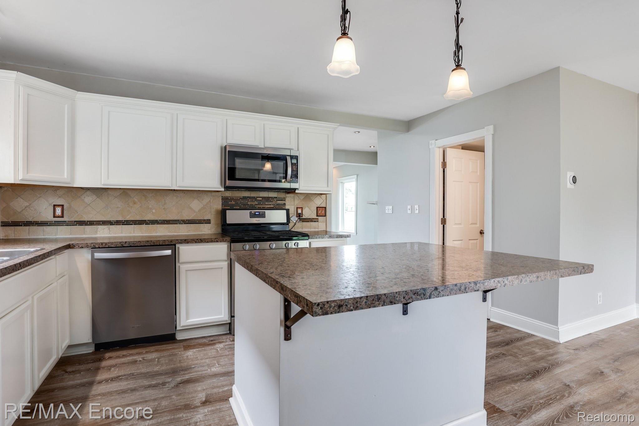 7238 Andersonville Road Clarkston, MI 48346 - Photo 9 of 33 Large Prep Island with Seating
