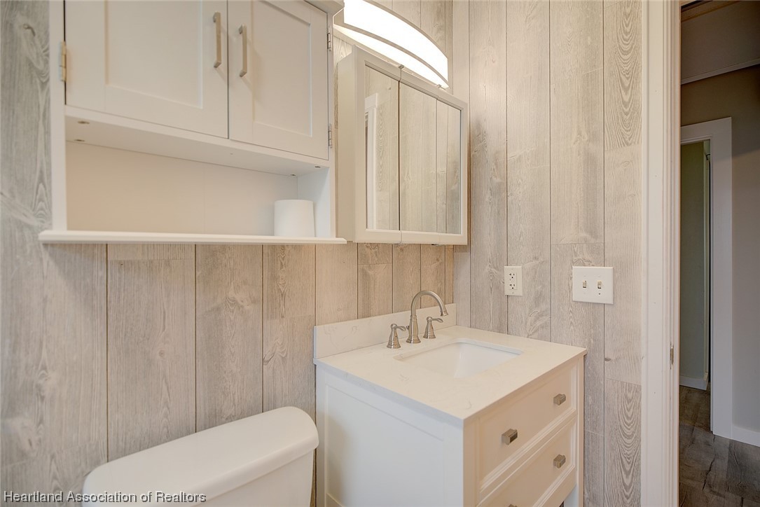 114 Spring Garden Road Sebring, FL 33870 - Photo 20 of 34 a bathroom with a sink a toilet and vanity