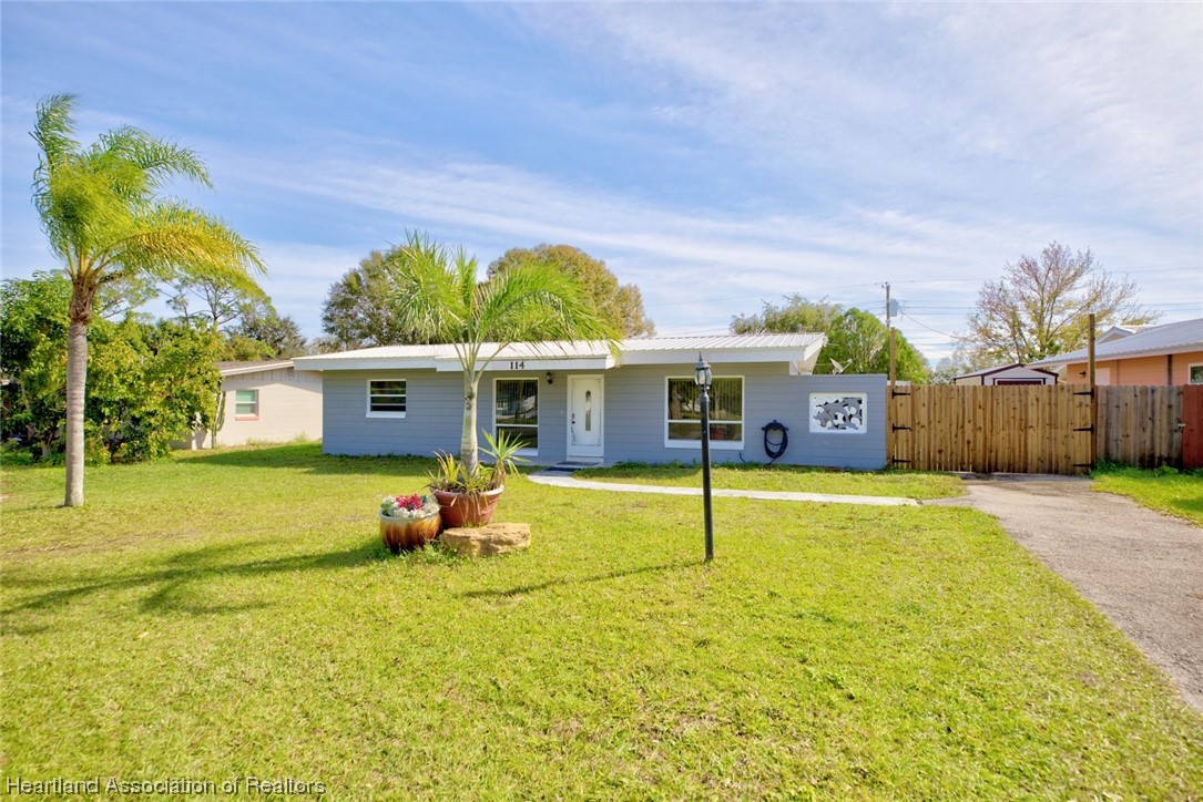 114 Spring Garden Road Sebring, FL 33870 - Photo 4 of 34 a swimming pool with outdoor seating and yard
