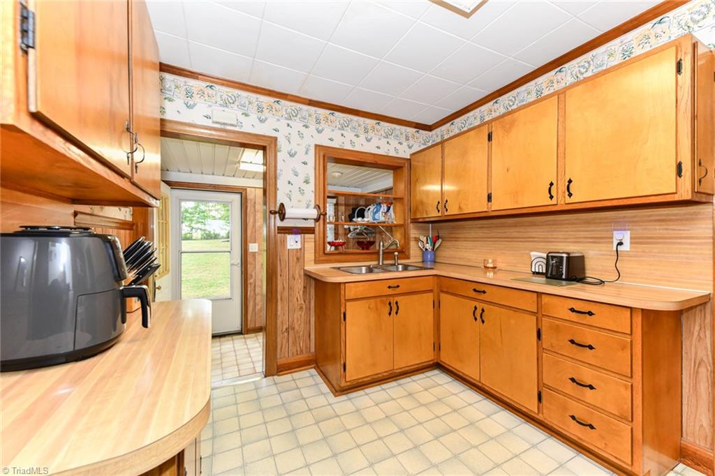 1603 Staley Road High Point, NC 27265 - Photo 9 of 35 Gallery Image 9